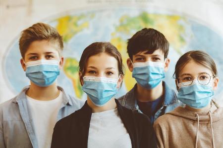 Schülerinnen und Schüler mit Maske