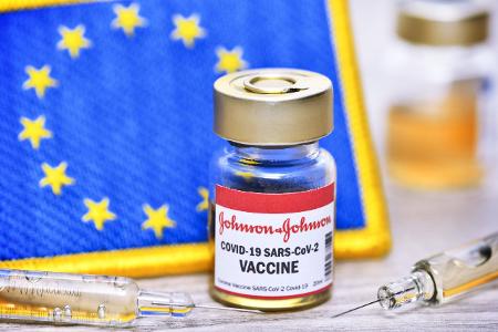 Johnson & Johnson Impfstoff vor Europasternen