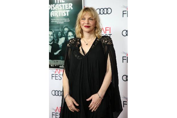 Ähnlich standen die Dinge bei Courtney Love. Nur ging es bei ihr nicht um eine Beauty-OP, sondern um ihre damals noch nicht ...