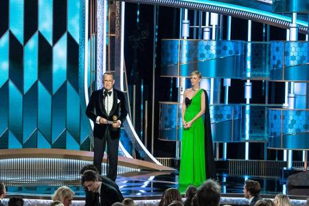 Das grüne Tüpfelchen auf dem i servierte Schauspielerin Charlize Theron, als sie Tom Hanks seine Auszeichnung für das Lebens...