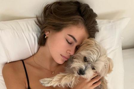 Model Kaia Gerber (18) verbringt ihre Zeit gerne mit ihrem kleinen Hund kuschelnd im Bett. Es ist nicht das erste Mal, dass ...