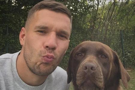 Die Labradorhündin von Lukas Podolski (34) bekommt bestimmt nicht nur zum Welthundetag einen Kuss. Vielleicht spielen sie ja...