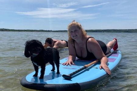 Comedian und Schauspielerin Amy Schumer (38) verbringt mit ihrem Hund Tati jede freie Minute. So muss der Vierbeiner auch ma...