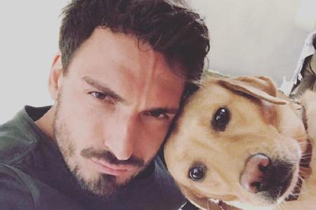 Von einem süßen Hundeblick kann hier nicht die Rede sein - zumindest bei Mats Hummels (30). Der Dortmund-Spieler liebt seine...
