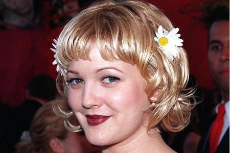 ...man hätte sie fast nicht erkannt: 1998 trug Drew Barrymore diese brave Frisur. Besonderes Highlight: die Blume im Haar.