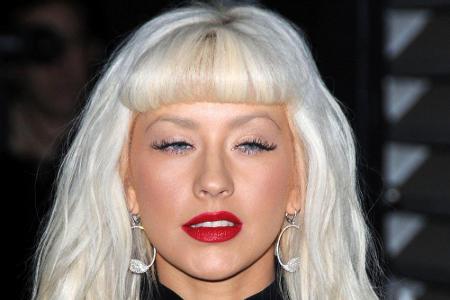 Christina Aguilera und ihr weißer, verschnittener Pony. Aber es geht noch schlimmer...