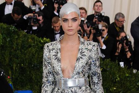 Nachdem bei Cara Delevingne für eine Filmrolle die Haare ab mussten, beschloss sie ihre Glatze für den roten Teppich Silber ...