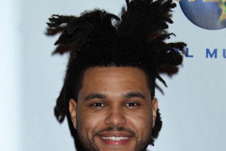 Zugegeben: Sie gehörten zu seinem Markenzeichen. Der Look von The Weeknd war trotzdem gewöhnungsbedürftig. Inzwischen sind d...