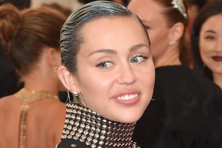 Igitt! Miley Cyrus schritt zu einer Premiere mit schmierigen, grauen Haaren über den roten Teppich.