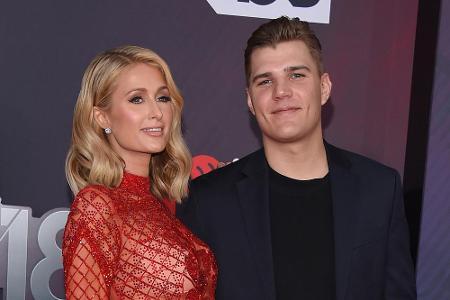 Man wartete auf eine spektakuläre Hochzeit: Doch Paris Hilton und ihr Verlobter Chris Zylka haben sich im November völlig üb...