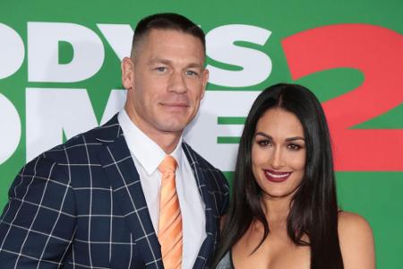 John Cena und Nikki Bella trennten sich und versuchten es dann noch einmal miteinander. Mittlerweile ist ihre Verlobung jedo...