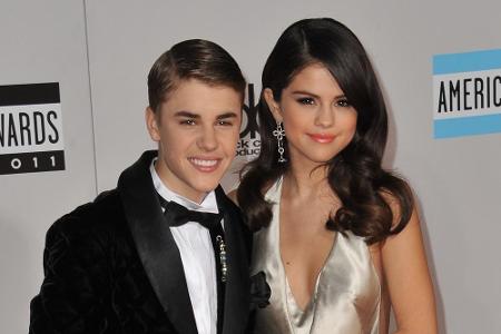 Im März scheinen Justin Bieber und Selena Gomez in ihrer On-Off-Beziehung noch glücklich. Dann ist alles aus. Nur vier Monat...