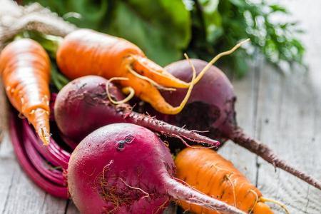 Vor allem in Corona-Zeiten gilt es, das Immunsystem zu stärken. Rote Bete und Karotten gehören zu den heimischen Gemüsesorte...