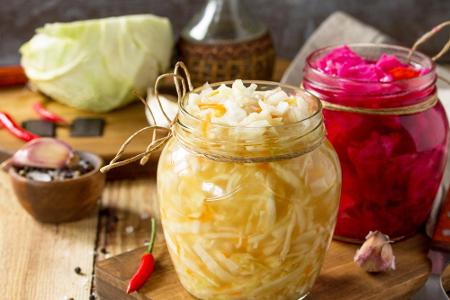 Schon Seeleute vergangener Jahrhunderte schützten sich mit Sauerkraut gegen Vitamin-C-Mangel. Ob als Gemüsebeilage oder im S...