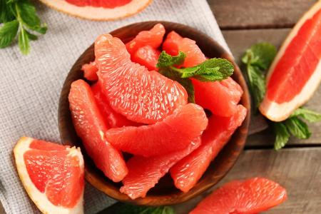 Grapefruit enthält eine hohe Menge an Vitamin C sowie Kalium, Kalzium, Magnesium, Eisen und Phosphat, die gut für das Abwehr...