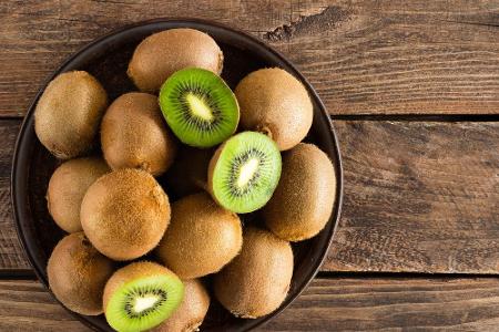 Kiwis werden in Südeuropa von Oktober bis März geerntet und sind wahre Vitaminwunder: Die Frucht hat mit rund 70 mg pro 100 ...