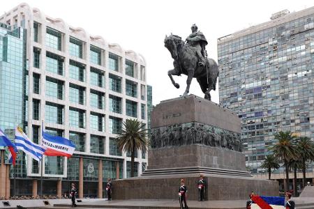 Der zentrale Platz der Stadt ist die Plaza Independencia. Er ist umringt von zahlreichen historischen Bauwerken wie der Puer...