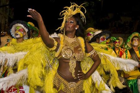 ...aber in der Nacht geht es heiß her. Das besondere am Karneval in Uruguay ist, dass er nicht wenige Tage, sondern mehrere ...