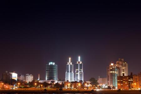 Mit seinen Skyscrapern sieht Montevideo auch bei Nacht atemberaubend aus - besonders wenn man die Stadt von einem Schiff aus...