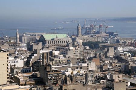 Ein Panoramablick verdeutlicht die Größe der Stadt. In Montevideo leben rund 1,4 Millionen Menschen - beinahe die Hälfte all...