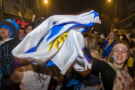 Die Uruguayer sind verrückt nach Fußball - wie eigentlich jedes Land Südamerikas. Bei Spielen der Nationalmannschaft ist Mon...