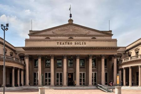 Die bedeutendste Bühne des Landes, gleichzeitig auch das zweitgrößte Theater Südamerikas, ist das Teatro Solis in Montevideo...