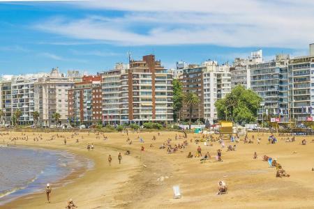 Was für ein Strand! Die Bewohner Montevideos haben im Viertel Pocitos eine wunderschöne Bademöglichkeit. Die Playa de los Po...