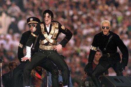 Noch vor Michael Jackson war die Halbzeit-Pause ein endloses Ödland aus College-
Blaskapellen. Doch spätestens mit dem King ...