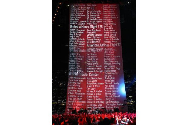 ... Im Hintergrund liefen die Namen der Opfer der Anschläge über eine riesige Leinwand, während die Band 'Where the Streets ...