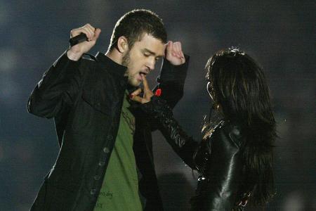 Am Ende der furiosen Halbzeit-Show von Janet Jackson und Justin Timberlake im Jahr 2004 stand nur noch ein Thema: die so gen...