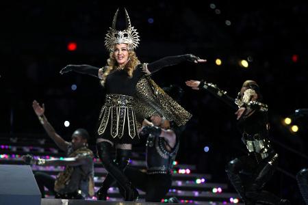 Madonna inszenierte sich 2012 als Kleopatra. Eine Hundertschaft von Tänzern trug sie zu Beginn ihres Auftritts stilecht ins ...