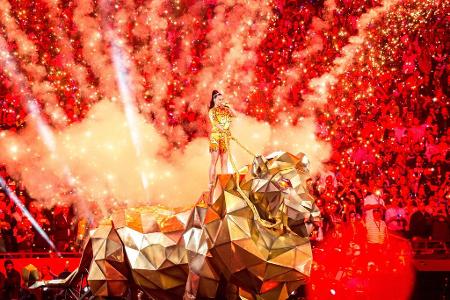 Katy Perry durfte 2015 wohl den bombastischsten Super-Bowl-Auftritt für sich verbuchen. Sie ritt auf einem riesigen, goldene...