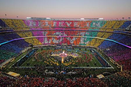 Beyonce, Bruno Mars, Chris Martin und Coldplay gestalteten den 50. Super Bowl und tauchten die Szenerie in bunte Farben...