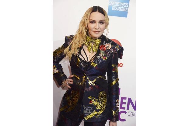 Madonna ließ es sich trotz Knieverletzung nicht nehmen, in London zu demonstrieren. Und natürlich sah sie mit langem blondem... Madonna ließ es sich trotz Knieverletzung nicht nehmen, in London zu demonstrieren. Und natürlich sah sie mit langem blondem...