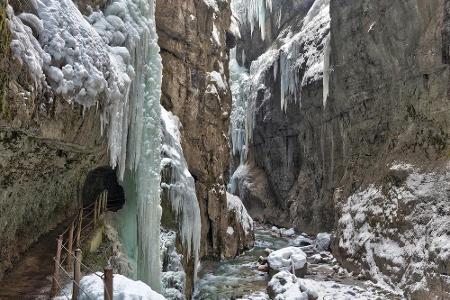 Meterlange Eiszapfen bilden sich in der Partnachklamm in Garmisch-Partenkirchen. Zusammen mit den bizarren Felsformationen u...