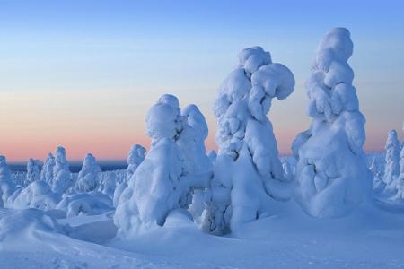 Schnee im Übermaß gibt es im russischen Uralgebirge, das sich über 2.200 Kilometer erstreckt. Dort verschwinden teilweise ga...