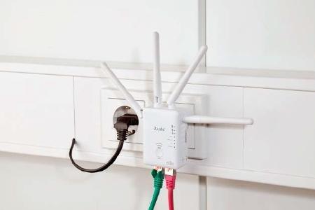 Rund 50 Euro kostet der Dual-Band-WLAN-Repeater WLR-1221ac von 7Links/Perl. Er wird per Tastendruck eingerichtet und vergröß...