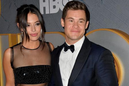 Adam DeVine (36) hat nach 4 Jahren Beziehung im Oktober Chloe Bridges (28) einen Antrag gemacht. 