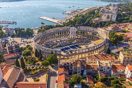 Gleichzeitig steht in Pula auch eines der schönsten noch erhaltenen römischen Amphitheater. Heute wird das Theater 