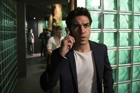 Lenny (Elyas M'Barek) erfährt im Club, dass sein Vater ihm die Kreditkarten gesperrt hat.