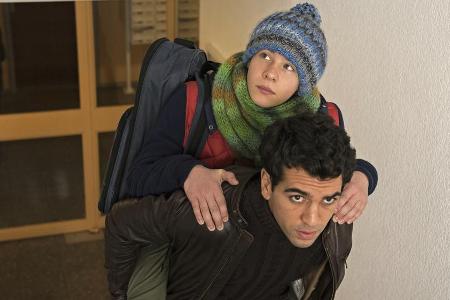 Lenny (Elyas M'Barek) steht David (Philip Noah Schwarz) in allen Lebenslagen zur Seite.