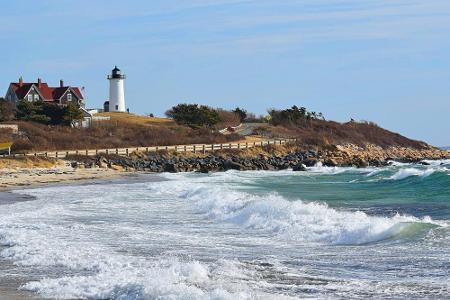 Vor der Küste der Halbinsel Cape Cod liegt das Schiff 