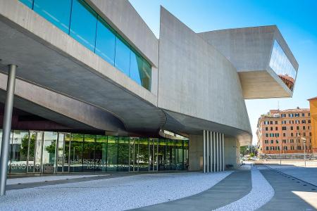 Rom ist nicht nur antik, das beweist das Museo nazionale delle arti del XXI secolo, kurz MAXXI genannt. Es ist ein Museum fü...