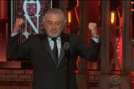 Er konnte es einfach nicht lassen! Bei seiner Laudatio bei den diesjährigen Tony Awards 2018 ließ es sich Hollywood-Star Rob...