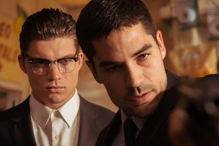 Wie einst Quentin Tarantino und George Clooney: Zane Holtz (l.) und D.J. Cotrona als Gecko-Brüder in der 2014er-Version von ...