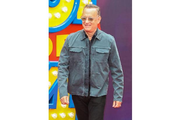 Hollywoodstar Tom Hanks führt durch das Programm, in dem sich ein berühmter Name mit großen Hits an den nächsten reiht.