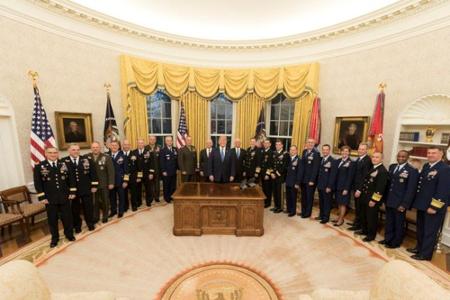 Gearbeitet wird - was den Präsidenten anbelangt - vor allem im Oval Office. Der Name rührt schlichtweg von der Form des Raum...