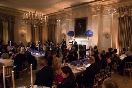 Prunkvoller kommt der Bankettsaal daher. Zwischen goldenen Kronleuchtern und Spiegeln à la Versailles können sich bis zu 140...