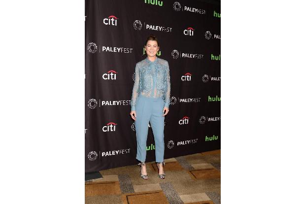 ...kamen sie alle daher. Dr. Meredith Grey und ihre Darstellerin Ellen Pompeo haben ziemlich viel bei ihrem Styling gemeinsa...