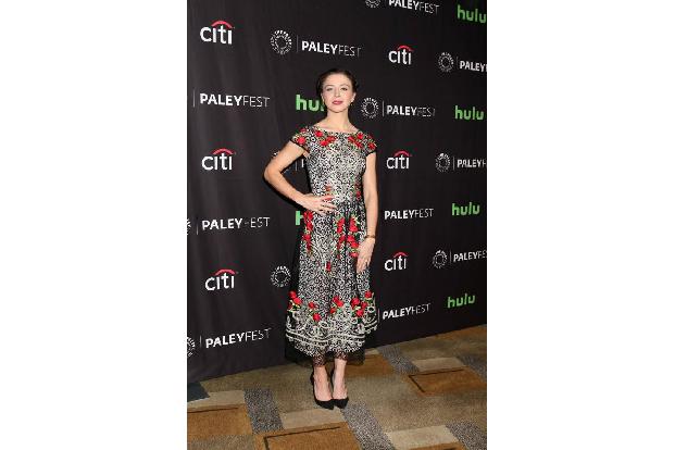 ...Dr. Amelia Shepherd aka Caterina Scorsone wählte ein wundervolles Kleid für den roten Teppich. Die romantischen Stickerei...